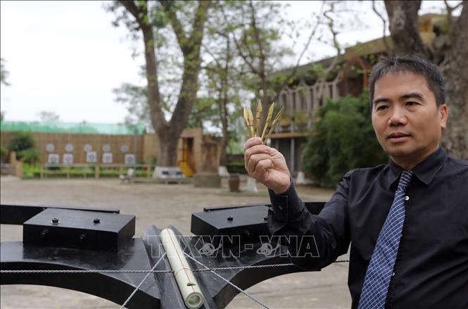 Trong ảnh: Kỹ sư Vũ Đình Thanh giới thiệu những mũi tên bằng đồng có 3 cạnh được phục dựng. Ảnh: Trần Việt - TTXVN