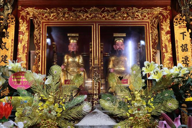 Trong ảnh: Tượng Vua Lý Thải Tổ (bên trái) và Vua Lý Thái Tông (bên phải) trong Đền Đô. Ảnh: Thanh Thương- TTXVN