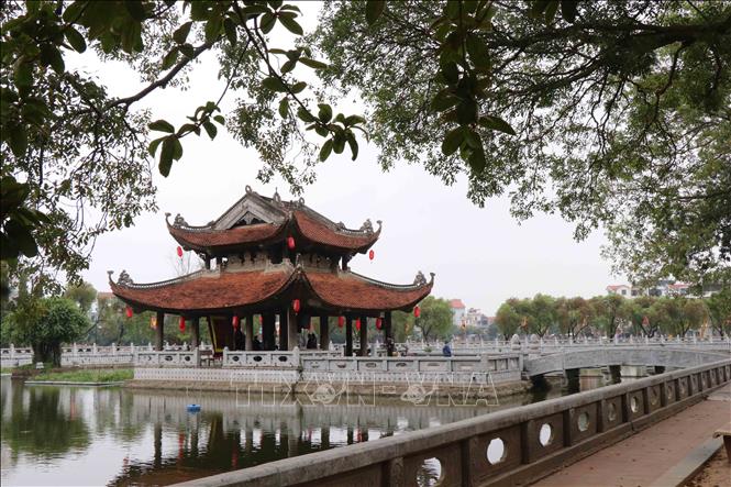 Trong ảnh: Phía trước Đền là hồ bán nguyệt rộng 9.500m2, xung quanh kè đá xanh, ở giữa là nhà thủy đình. Ảnh: Thanh Thương- TTXVN