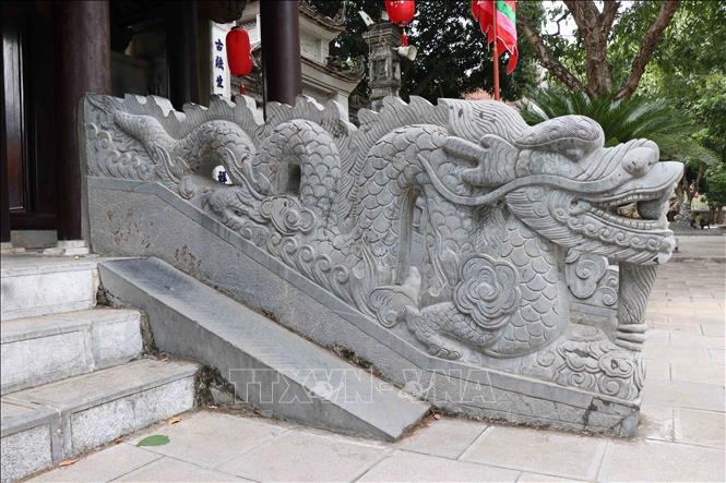 Trong ảnh: Tượng Rồng đá trước cửa Đền Đô. Ảnh: Thanh Thương- TTXVN