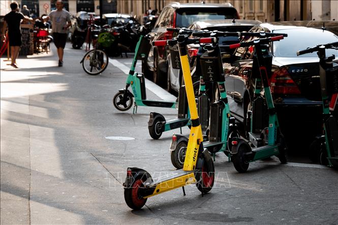 Trong ảnh (tư liệu): Xe scooter điện cho thuê tại Paris, Pháp. Ảnh: AFP/TTXVN