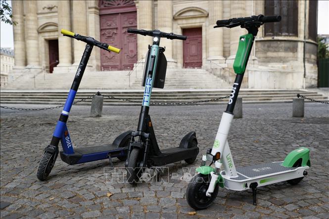 Trong ảnh (tư liệu): Xe scooter điện tại Paris, Pháp. Ảnh: AFP/TTXVN