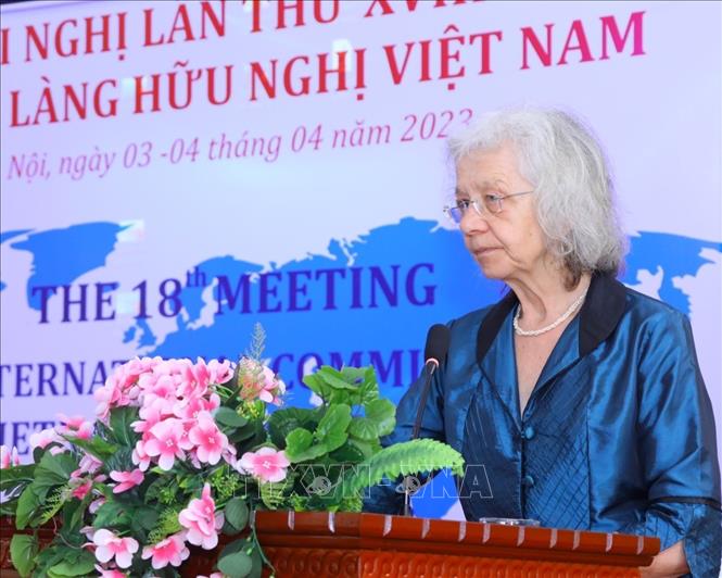 Bà Rosi Hohn Mizo, Chủ tịch Ủy ban quốc tế về Làng Hữu nghị phát biểu. Ảnh: Văn Điệp - TTXVN
