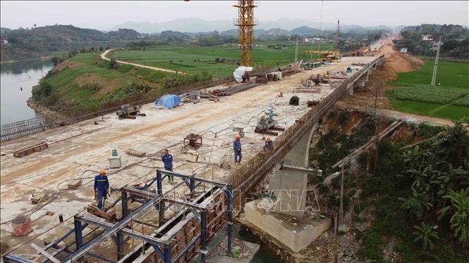 Cầu Đoan Hùng vượt Sông Chảy trên tuyến cao tốc Tuyên Quang - Phú Thọ được thi công từ tháng 8/2021, đến nay các đơn vị thi công đã cơ bản hoàn thành các hạng mục chính. Ngày 08/3/2023 đã hợp long cầu chính nối liền đôi bờ sông, dự kiến hoàn thành toàn bộ cầu trong quý II-2023. Ảnh: Vũ Sinh - TTXVN