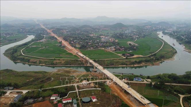Cầu Đoan Hùng bắc qua sông Chảy thuộc Dự án xây dựng đường cao tốc Tuyên Quang - Phú Thọ kết nối với cao tốc Nội Bài - Lào Cai, đoạn đi qua huyện Đoan Hùng, tỉnh Phú Thọ. Ảnh: Vũ Sinh - TTXVN