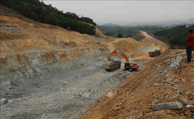 Một số gói thầu xây lắp thuộc Dự án xây dựng đường cao tốc Tuyên Quang - Phú Thọ kết nối với cao tốc Nội Bài - Lào Cai được thi công từ tháng 8/2021, đến nay tiến độ thi công đáp ứng với phạm vi mặt bằng được bàn giao, khối lượng xây lắp hoàn thành đạt 60,84%, giá trị đạt 1.113,17 tỷ đồng. Ảnh: Vũ Sinh - TTXVN