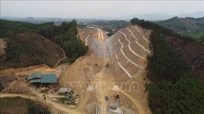 Một điểm thi công trên tuyến thuộc Dự án xây dựng đường cao tốc Tuyên Quang - Phú Thọ kết nối với cao tốc Nội Bài - Lào Cai, đoạn đi qua tỉnh Tuyên Quang. Ảnh: Vũ Sinh - TTXVN