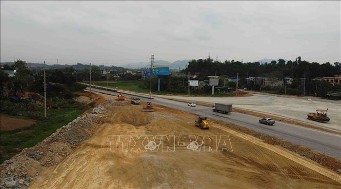 Thi công điểm đầu của Dự án, đoạn Km 0+00, Quốc lộ 2 thuộc xã Lưỡng Vượng, thành phố Tuyên Quang, tỉnh Tuyên Quang. Ảnh: Vũ Sinh - TTXVN