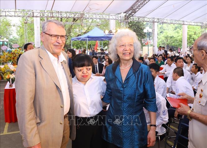 Foreign delegates with children from the Vietnam Friendship Village. VNA Photo: Văn Điệp 