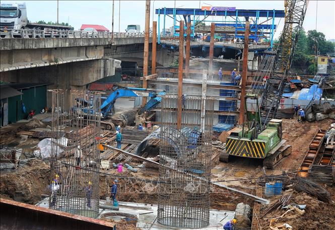 Trong ảnh: Khẩn trương thi công trụ T7, T8 của cầu Như Nguyệt. Ảnh: Danh Lam-TTXVN