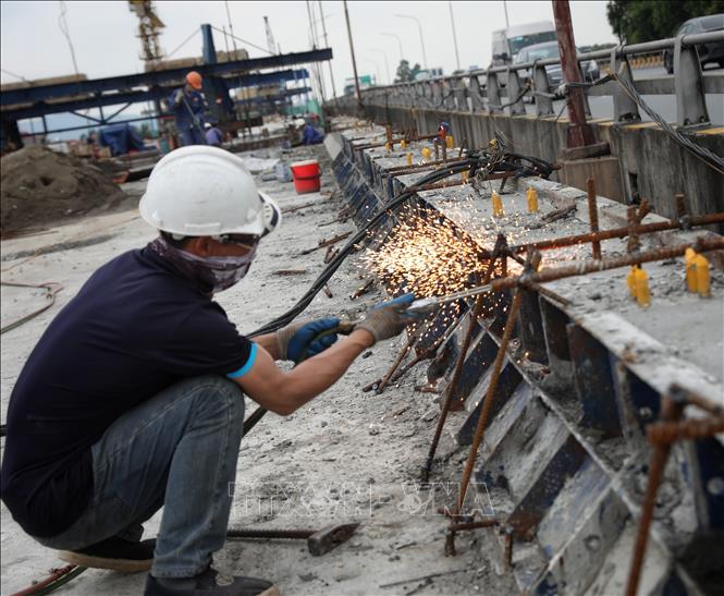 Trong ảnh: Khẩn trương thi công hoàn thiện các hạng mục cầu Như Nguyệt. Ảnh: Danh Lam-TTXVN