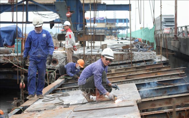 Trong ảnh: Khẩn trương thi công hoàn thiện các hạng mục cầu Như Nguyệt. Ảnh: Danh Lam-TTXVN