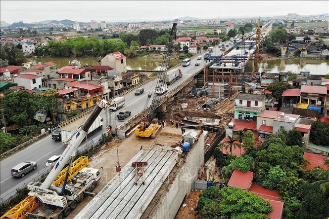 Trong ảnh: Khu vực cầu Như Nguyệt vị trí trụ T7, T8 được khẩn trương thi công sau khi giải phóng mặt bằng. Ảnh: Danh Lam-TTXVN