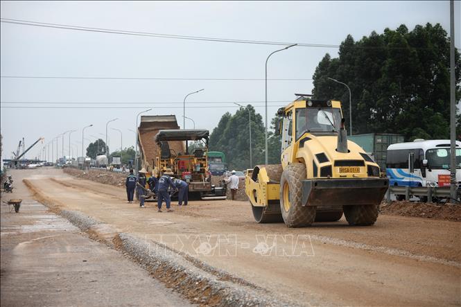 Trong ảnh: Dải thảm đường dẫn lên cầu Như Nguyệt. Ảnh: Danh Lam-TTXVN