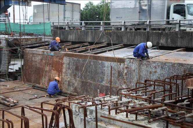 Trong ảnh: Khẩn trương thi công hoàn thiện các hạng mục cầu Như Nguyệt. Ảnh: Danh Lam-TTXVN