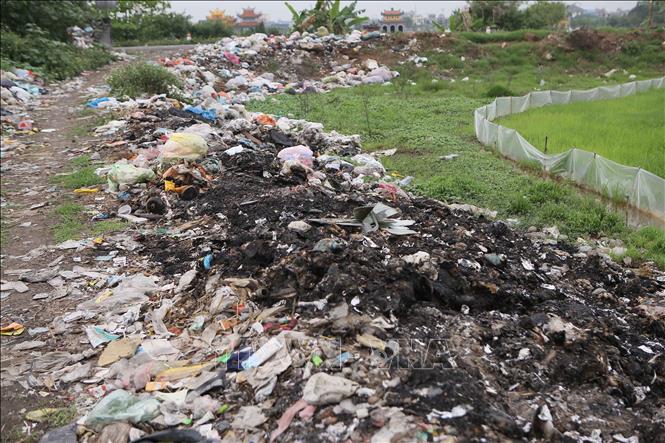Rác thải tập kết lâu ngày không xử lý kịp thời, đúng quy định gây ô nhiễm môi trường. Ảnh: Công Luật - TTXVN