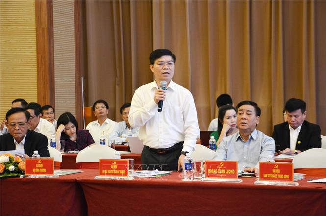 Phó Vụ trưởng Vụ Đất đai thuộc Bộ Tài nguyên và Môi trường Nguyễn Đắc Nhẫn thông tin các chính sách, pháp luật hiện hành về quản lý, sử dụng đất lâm nghiệp. Ảnh: Hoài Thu – TTXVN