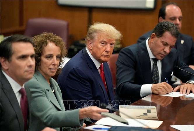 Cựu Tổng thống Mỹ Donald Trump (thứ 3, trái) tại phiên xét xử của tòa án hình sự Manhattan ở New York, Mỹ ngày 4/4/2023. Ảnh: AFP/TTXVN
