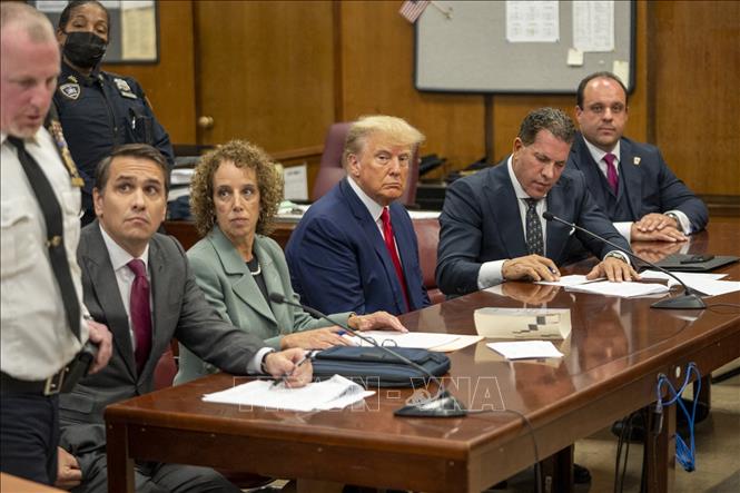 Cựu Tổng thống Mỹ Donald Trump (thứ 3, phải) tại phiên xét xử của tòa án hình sự Manhattan ở New York, Mỹ ngày 4/4/2023. Ảnh: AFP/TTXVN