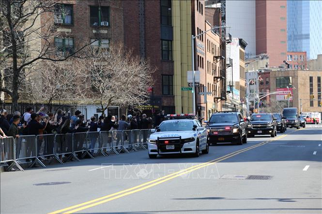 Đoàn xe áp giải cựu Tổng thống Mỹ Donald Trump tới tòa án hình sự Manhattan ở New York, Mỹ ngày 4/4/2023. Ảnh: THX/TTXVN