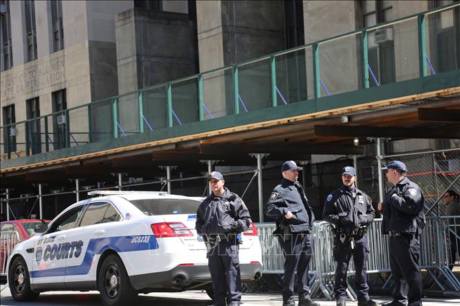 Cảnh sát Mỹ gác bên ngoài tòa án hình sự Manhattan ở New York, nơi cựu Tổng thống Mỹ Donald Trump  tới trình diện, ngày 4/4/2023. Ảnh: THX/TTXVN