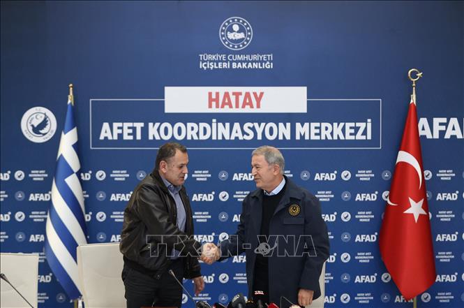 Bộ trưởng Quốc phòng Hy Lạp Nikos Panagiotopoulos (trái) và người đồng cấp Thổ Nhĩ Kỳ Hulusi Akar tại cuộc gặp ở Hatay, Thổ Nhĩ Kỳ ngày 4/4/2023. Ảnh: AFP/TTXVN