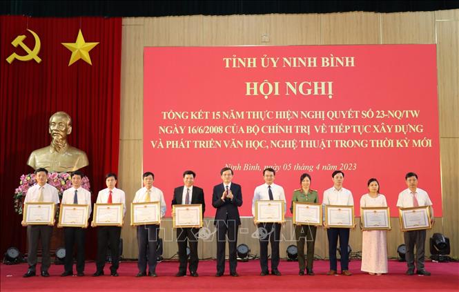 Trong ảnh: Các tập thể có thành tích xuất sắc được khen thưởng. Ảnh: Đức Phương -TTXVN