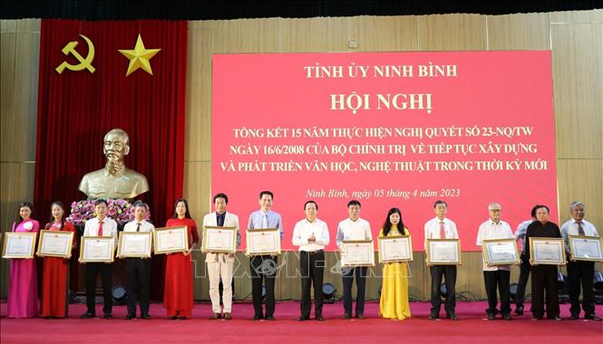 Trong ảnh: Các cá nhân có thành tích xuất sắc được khen thưởng. Ảnh: Đức Phương -TTXVN