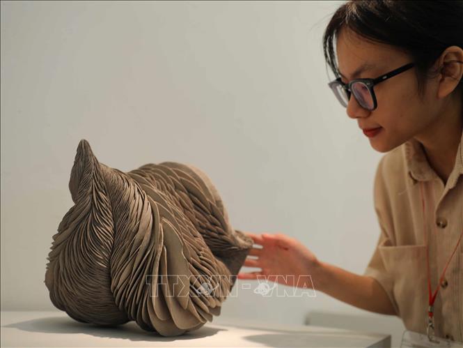 The display aims to introduce local people to Japanese culture by examining Yakishime from the earliest examples to contemporary works. VNA Photo: Thanh Tùng