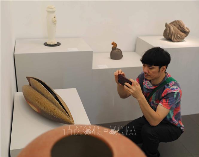 One of the most basic means of producing ceramics, Yakishime has been developed in numerous distinctive directions in Japan. VNA Photo: Thanh Tùng