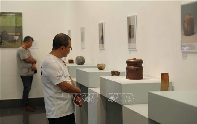 The exhibition introduces the ceramics technique yakishime which fires unglazed wares at high temperatures. VNA Photo: Thanh Tùng