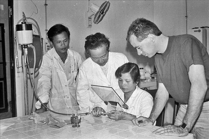 Chuyên gia Ủy ban số 2 của Hà Lan hướng dẫn cán bộ của Viện Tai Mũi Họng Hà Nội làm núm tai máy trợ thính phục vụ trẻ em bị điếc (1992). Ảnh: Thu Hoài - TTXVN