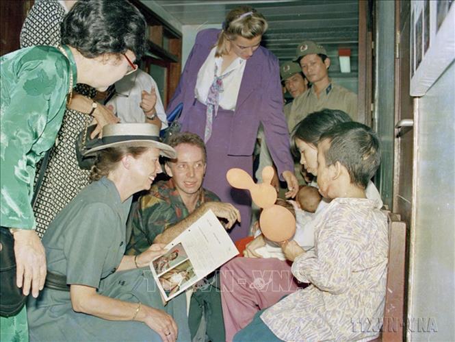 ảnh: Bà M. L. Kok Roukema, Phu nhân Thủ tướng Hà Lan Wim Kok thăm Bệnh viện nhi Thụy Điển, ngày 13/6/1995. Ảnh: Minh Điền - TTXVN