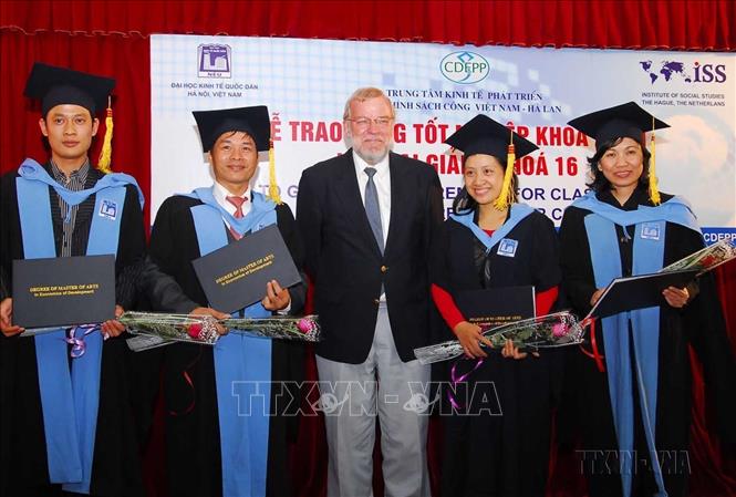 GS,TS Karel Jansen - Viện Khoa học xã hội Hà Lan trao bằng tốt nghiệp cho các tân thạc sỹ khoá 10- 11 của Chương trình hợp tác đào tạo cao học kinh tế  Việt Nam – Hà Lan (Hà Nội, 4/12/2008). Ảnh: Bích Ngọc - TTXVN