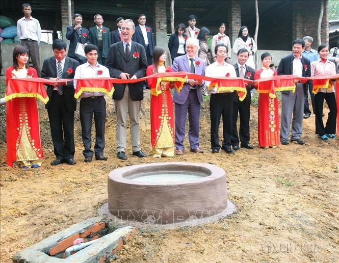 Lễ cắt băng kỷ niệm công trình khí sinh học thứ 100.000 tại thôn Đô Lương, xã Bắc Sơn, huyện Sóc Sơn (Hà Nội, 21/12/2010) thuộc dự án Chương trình khí sinh học cho ngành chăn nuôi Việt Nam giai đoạn (2007-2012) với sự giúp đỡ của Chính phủ Hà Lan. Ảnh: Đình Huệ - TTXVN