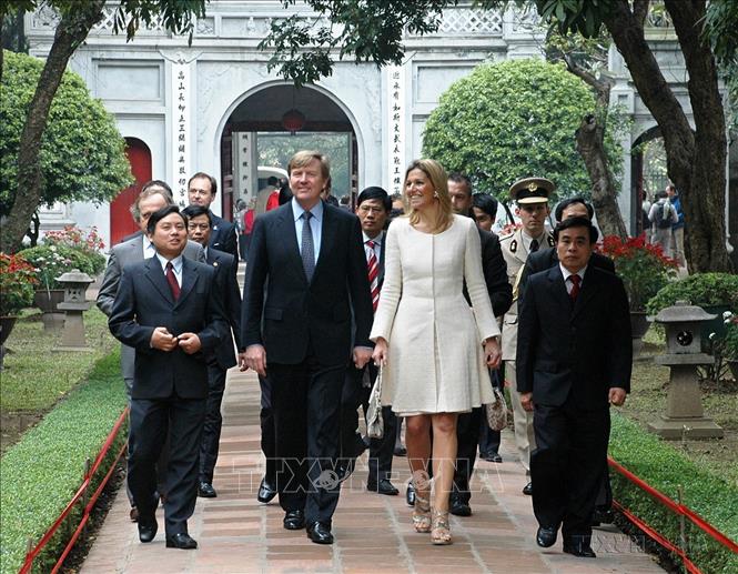 Thái tử Hà Lan Willem-Alexander và Phu nhân, Công nương Máxima thăm Khu Di tích lịch sử Văn Miếu-Quốc Tử Giám (Hà Nội, 23/3/2011). Ảnh: Văn Điệp - TTXVN