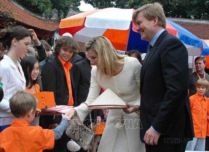 Thái tử Hà Lan Willem-Alexander và Phu nhân, Công nương Máxima gặp gỡ thiếu nhi Việt Nam khi tới thăm Khu Di tích lịch sử Văn Miếu-Quốc Tử Giám (Hà Nội, 23/3/2011). Ảnh: Văn Điệp - TTXVN