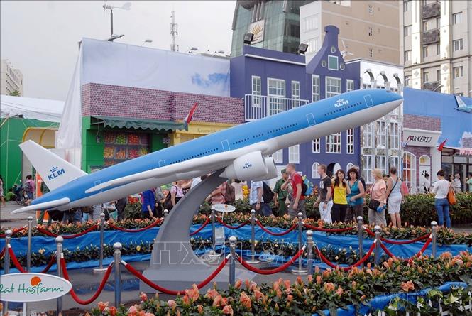 Biểu tượng mô phỏng sân bay Schiphol tại sự kiện “Ngôi làng Hà Lan 2013” ở Công viên 23/9, do Tổng Lãnh sự Quán Hà Lan tại TP Hồ Chí Minh tổ chức từ 22/11 – 1/12/2013. Ảnh: Mạnh Linh - TTXVN