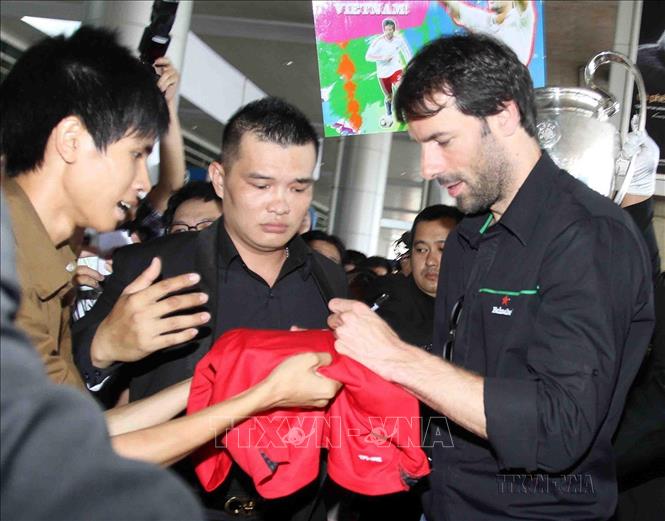 Cựu danh thủ Đội tuyển bóng đá Hà Lan Ruud Van Nistelrooy lưu bút trên áo tặng người hâm mộ Việt Nam trong chuyến đi cùng chiếc cúp C1 châu Âu đến Thành phố Hồ Chí Minh của Chương trình 