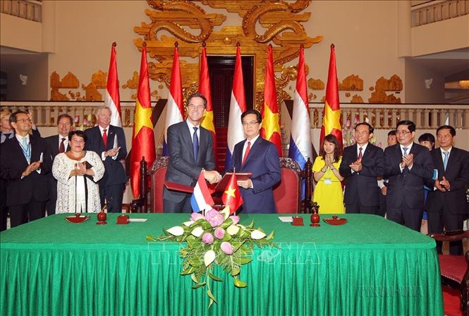 Thủ tướng Nguyễn Tấn Dũng và Thủ tướng Hà Lan Mark Rutte ký Thỏa thuận Đối tác chiến lược giữa Chính phủ hai nước về Nông nghiệp bền vững và An ninh lương thực (Hà Nội, 16/6/2014). Ảnh: Đức Tám – TTXVN