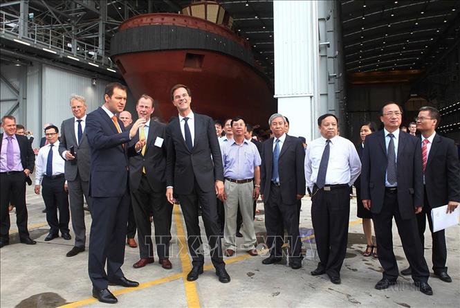 Thủ tướng Hà Lan Mark Rutte thăm Nhà máy Liên doanh đóng tàu Damen – Sông Cấm (Hải Phòng, 17/6/2014). Ảnh: Doãn Tấn - TTXVN