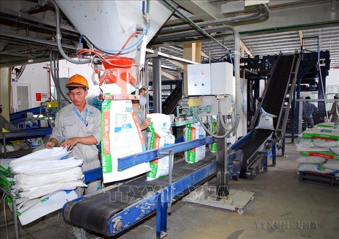 Sản xuất thức ăn gia súc, gia cầm và thủy sản tại Công ty TNHH DE HEUS (100% vốn đầu tư của Hà Lan) ở Vĩnh Phúc. Ảnh: Danh Lam - TTXVN