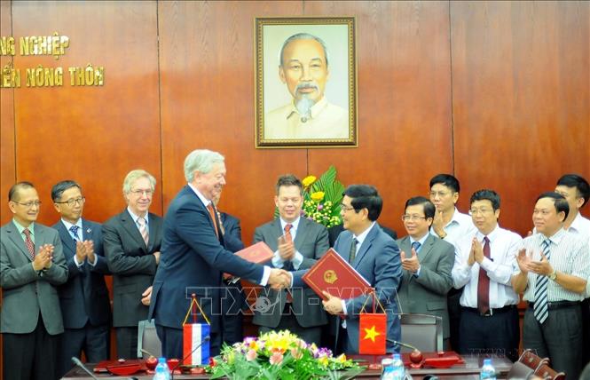 Bộ trưởng Bộ N và PTNT Cao Đức Phát và Thứ trưởng Bộ Nông nghiệp Hà Lan Hans Hoogeveen ký biên bản ghi nhớ hợp tác Việt Nam - Hà Lan về Nông nghiệp thông minh thích ứng với biến đổi khí hậu (CSA)/ Lãng phí lương thực và tăng trưởng xanh (Hà Nội, 28/10/2015). Ảnh: Quang Quyết-TTXVN