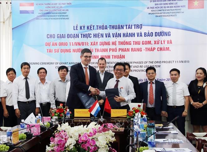 Chủ tịch UBND tỉnh Ninh Thuận và Tổng lãnh sự Hà Lan tại TP. Hồ Chí Minh ký thỏa thuận 