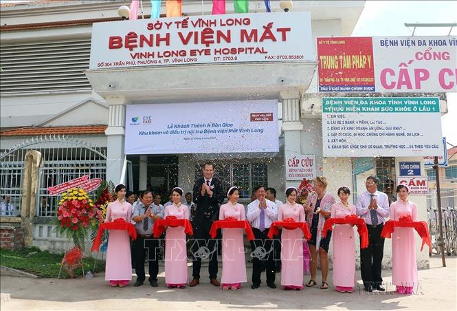 Ngày 27/2/2017, Bệnh viện chuyên khoa Mắt Vĩnh Long tổ chức khánh thành khu khám và điều trị nội trú nhằm đáp ứng tốt hơn nhu cầu phục vụ khám và điều trị các bệnh về mắt cho người dân. Công trình do Quỹ chăm sóc mắt Hà Lan (Eye Care Foundation) tại Việt Nam và Công ty De Heus tài trợ xây dựng. Ảnh: Phạm Minh Tuấn-TTXVN