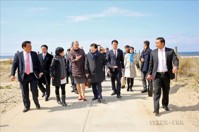 Trong làm việc và đồng chủ trì Phiên họp lần thứ 6 Ủy ban liên Chính phủ Hà Lan - Việt Nam về thích ứng với biến đổi khí hậu và quản lý nước, ngày 20/4/2017, Phó Thủ tướng Trịnh Đình Dũng đến thăm công trình Sand Engine (Động cơ cát), một thành tựu nổi bật về cải tạo thiên nhiên của Hà Lan. Ảnh: Phạm Văn Thắng-TTXVN