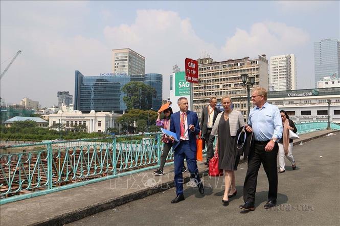 Bộ trưởng Kinh tế Đối ngoại và Hợp tác Phát triển Hà Lan Sigrid Kaag cùng đoàn doanh nghiệp đi khảo sát về quản lý nước, môi trường trên kênh kênh Tẻ và khu vực Cầu Mống (TP Hồ Chí Minh, 7/2/2018). Ảnh: Thanh Vũ-TTXVN