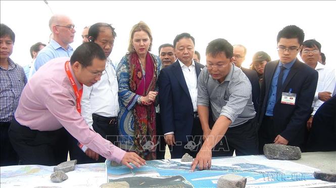 Bộ trưởng Bộ Cơ sở hạ tầng và Quản lý Hà Lan Cornelia Van Nieuwen Huizen và các chuyên gia Hà Lan đến Cửa Đại, thành phố Hội An (tỉnh Quảng Nam) khảo sát, tìm hiểu tình hình sạt lở bờ biển Hội An, để tìm giải pháp khắc phục (10/4/2019). Ảnh: Đoàn Hữu Trung - TTXVN