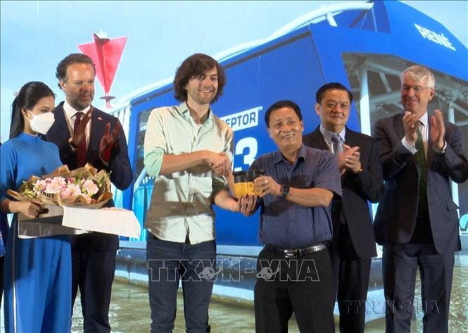 Tổ chức The Ocean Cleanup và công ty Coca - Cola đồng phối hợp với Đai sứ quán Hà Lan, Ủy ban nhân dân và Sở Tài nguyên và Môi trường thành phố Cần Thơ tổ chức bàn giao Hệ thống làm sạch sông ngòi Interceptor cho Sở Tài nguyên và Môi trường thành phố Cần Thơ (8/4/2022). Ảnh: Trung Kiên - TTXVN