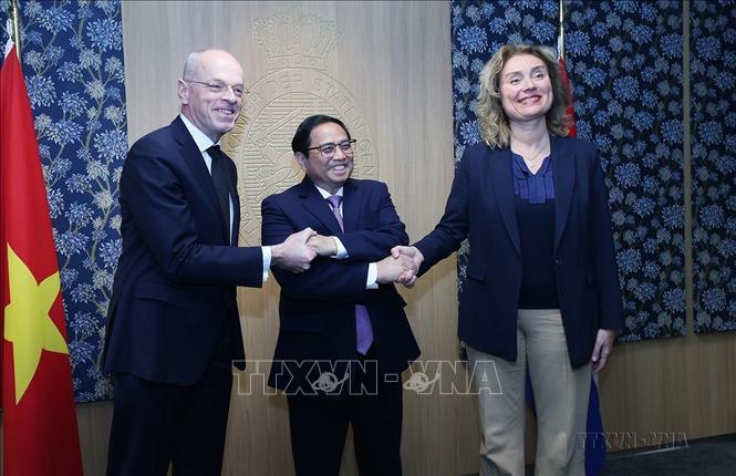 Thủ tướng Phạm Minh Chính hội kiến Chủ tịch Thượng viện Jan Anthonie Bruijn và Chủ tịch Hạ viện Vera Bergkamp, trong chuyến thăm chính thức Hà Lan (Den Haag, 12/12/2022). Ảnh: Dương Giang - TTXVN